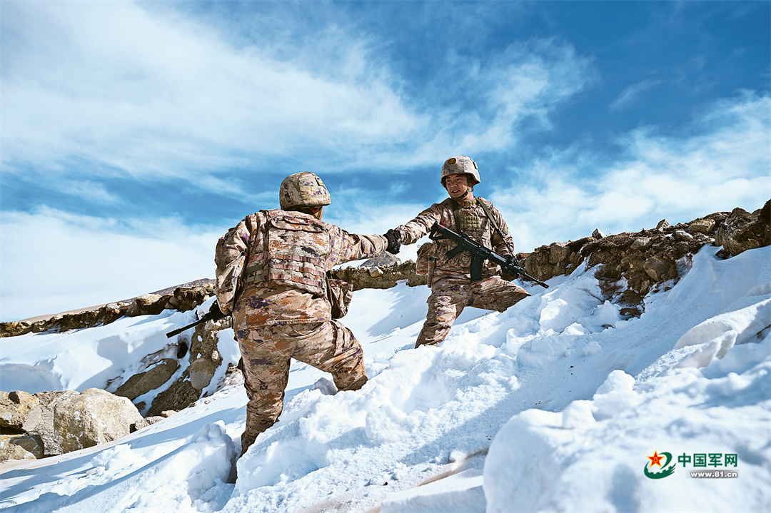 西藏日喀则军分区“高原戍边模范营”官兵发扬优良传统坚守雪域边
