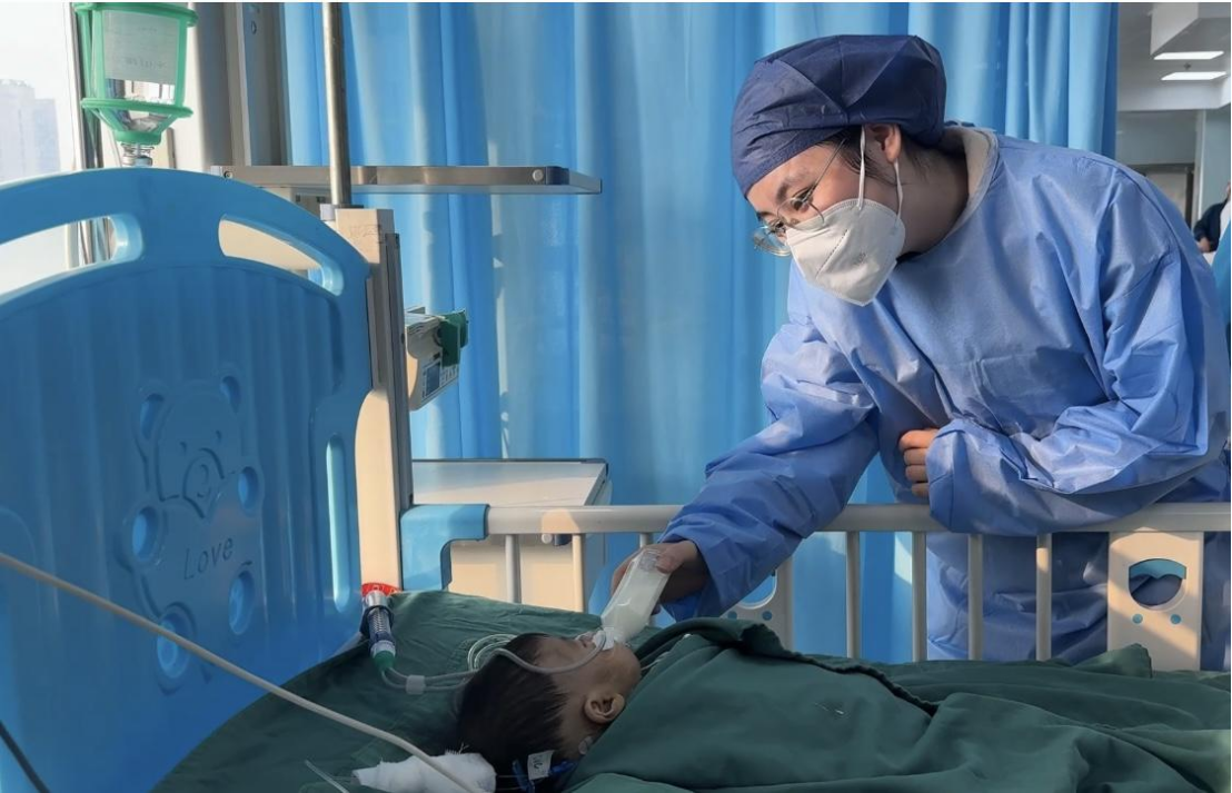 28岁妈妈捐肝救女 安徽最小“新肝宝贝”重获新生