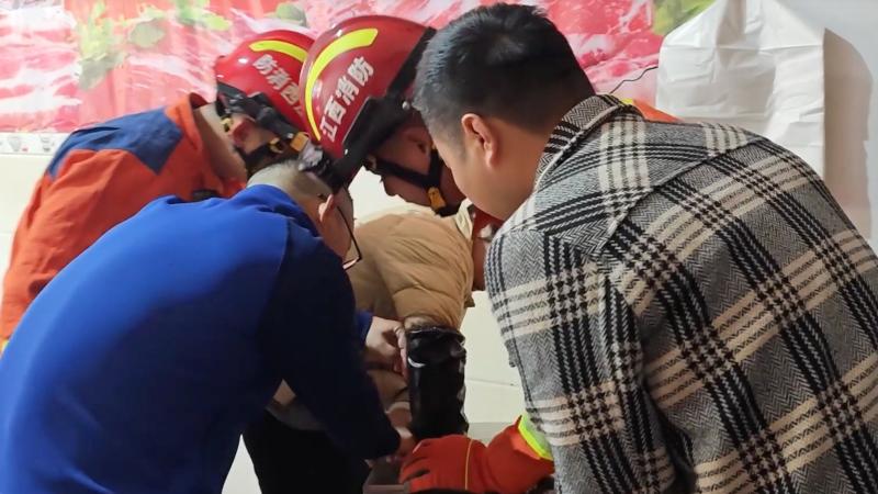 消防紧急救援 上饶万年一商户右手被绞肉机卡住