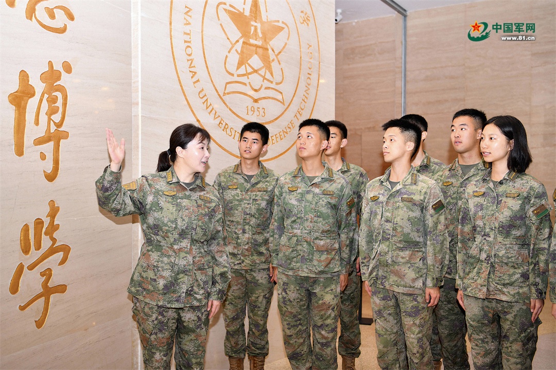 三尺讲台点亮强军信仰